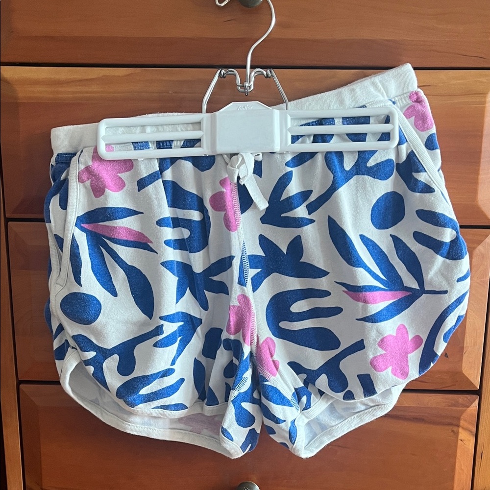 Hanna Andersson Hibiscus Petals Print Woven Shorts in Cotton Poplin, size M